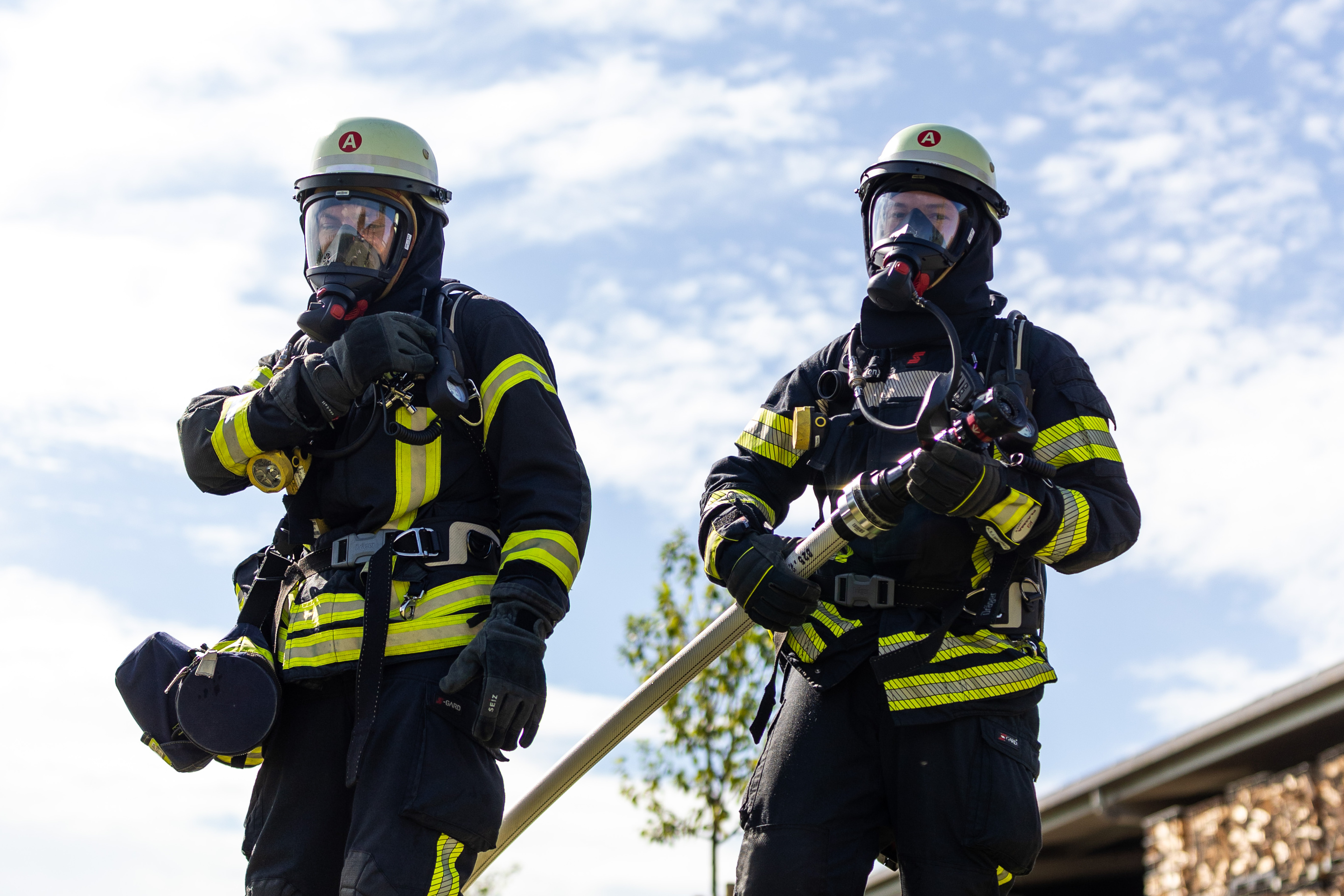 Zwei Feuerwehrkräfte unter Atemschutz im Einsatz
