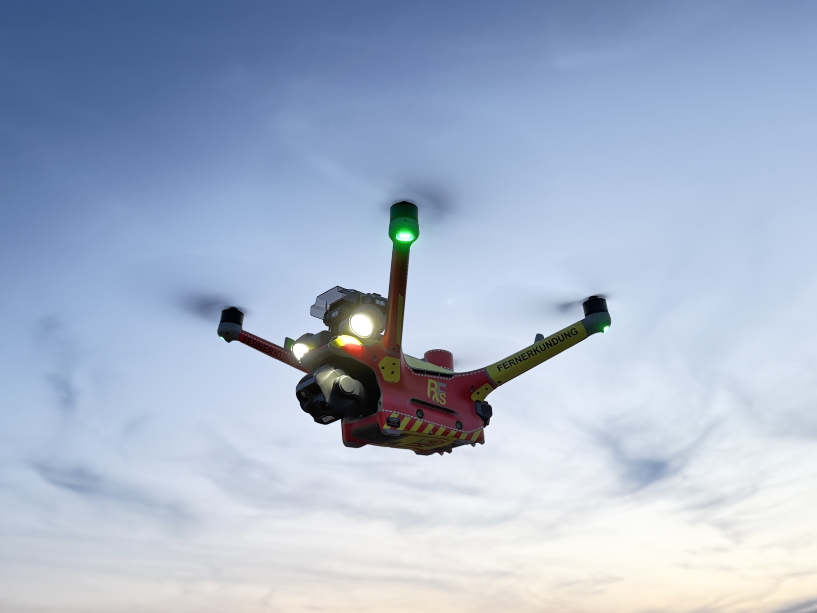 Drohne mit PRFS-Kennzeichnung im Flug